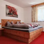 Haus Gstrein Апартаменты *